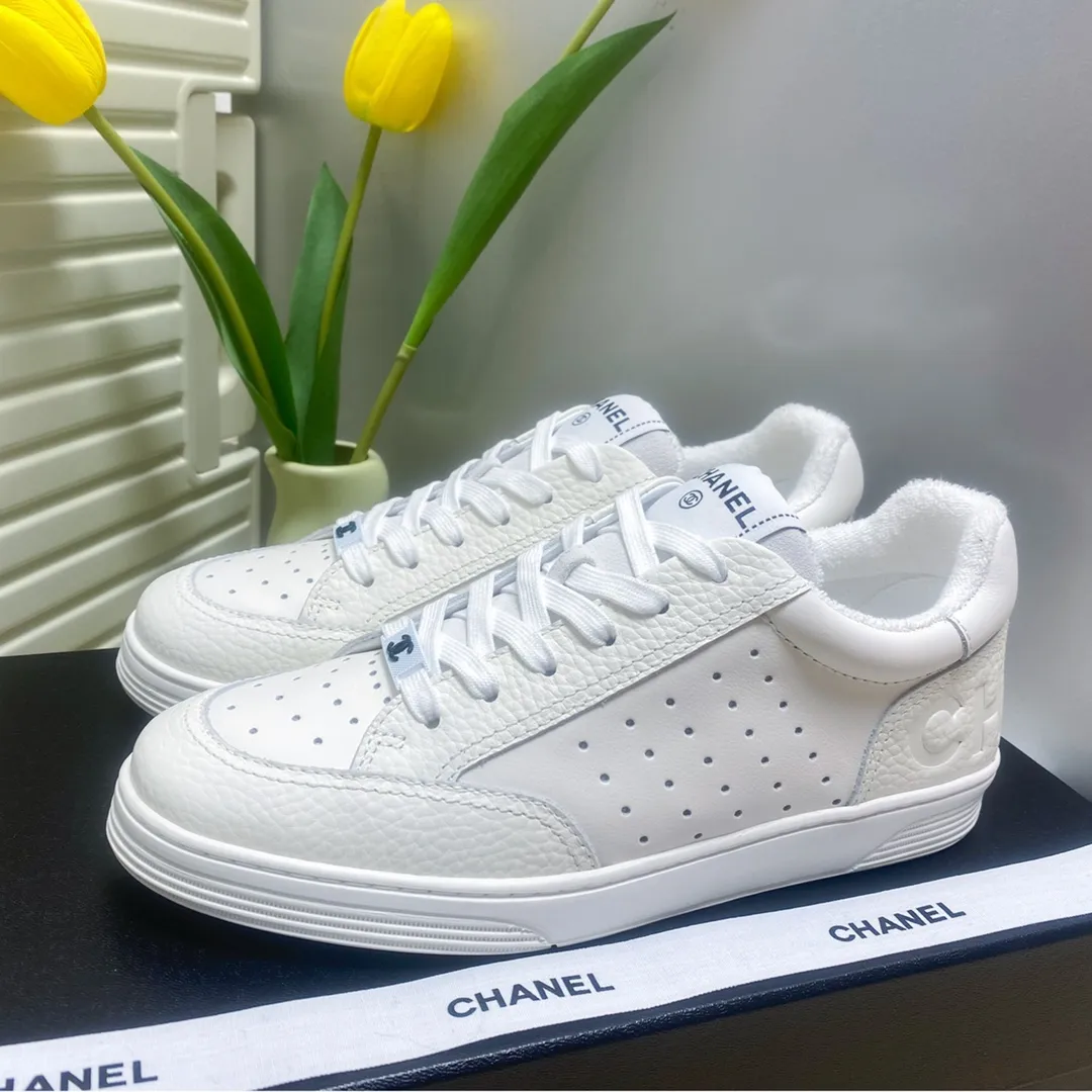 👟👟Ex-factory price 480🐹🐹Women's shoes, women's clothing chanel~~Chanel's latest 2022 panda shoes, skateboard shoes, sneakers, out of stock king @counters are out of stock everywhere〰It's hard to reserve even if you have money❗️ The fresh splicing style is really super nice...Xiaohongshu, Internet celebrity anchors, and blog owners have already started to call ❤ Original calfskin fabric, original towel lining, logo stamping process, two-color T👟👟 ex-factory price U outsole, lasting process, foot pad latex all custom molded... 🎁Supporting packaging 35-40 regular size
